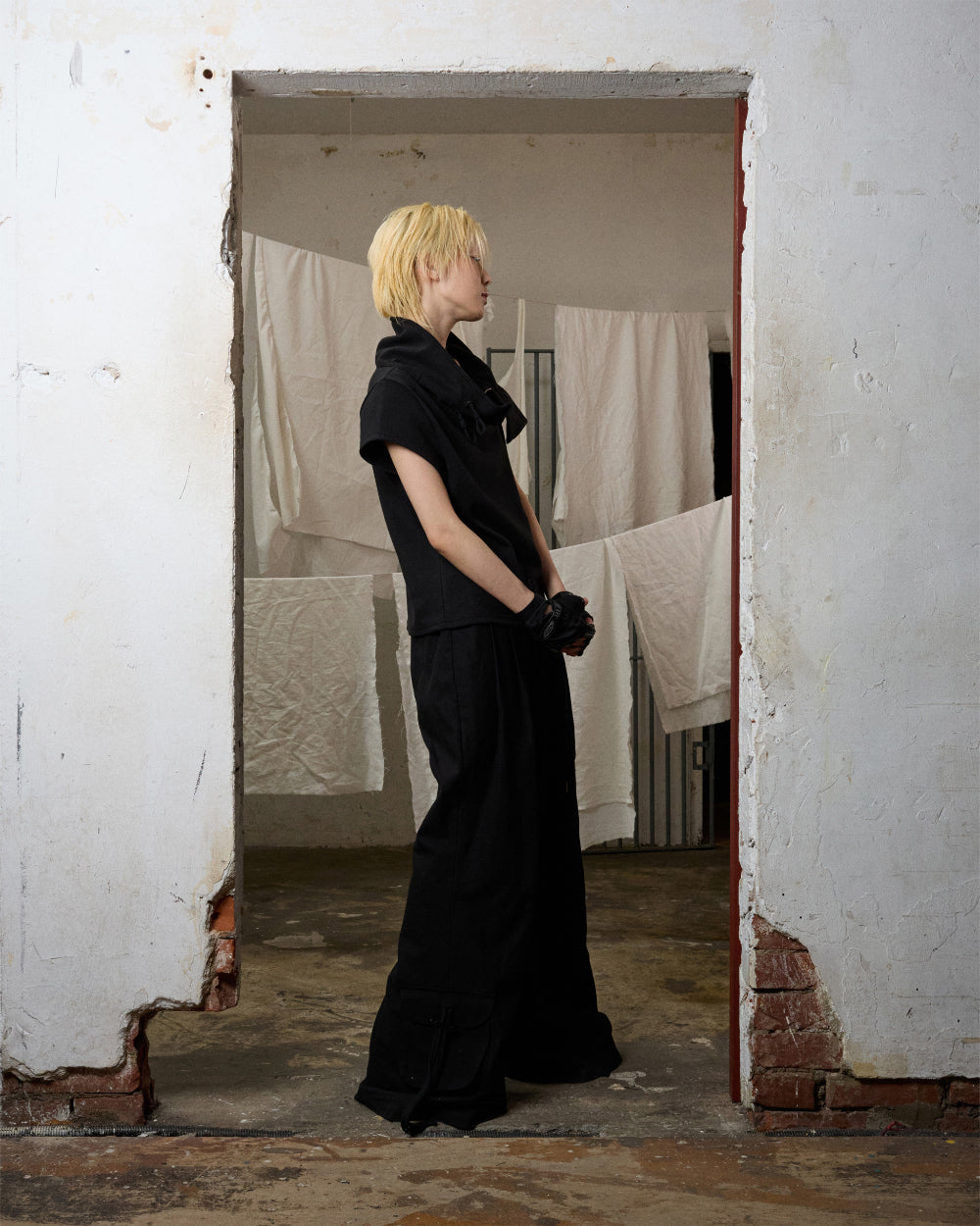 BONEIENKIYE Lowrise Pintuck Pants