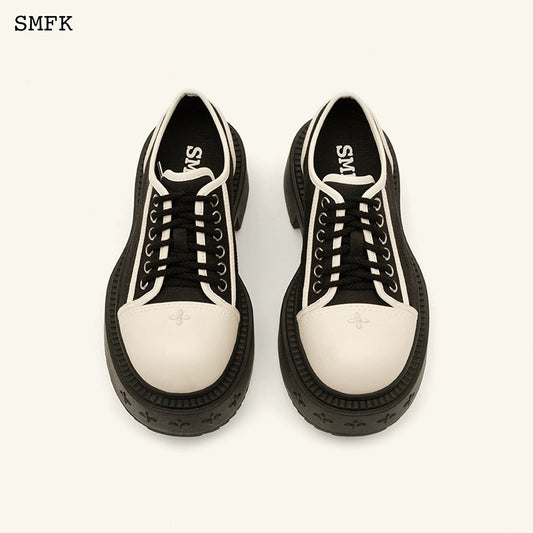 SMFK Compass Rider Low-Top Boots In Black And White