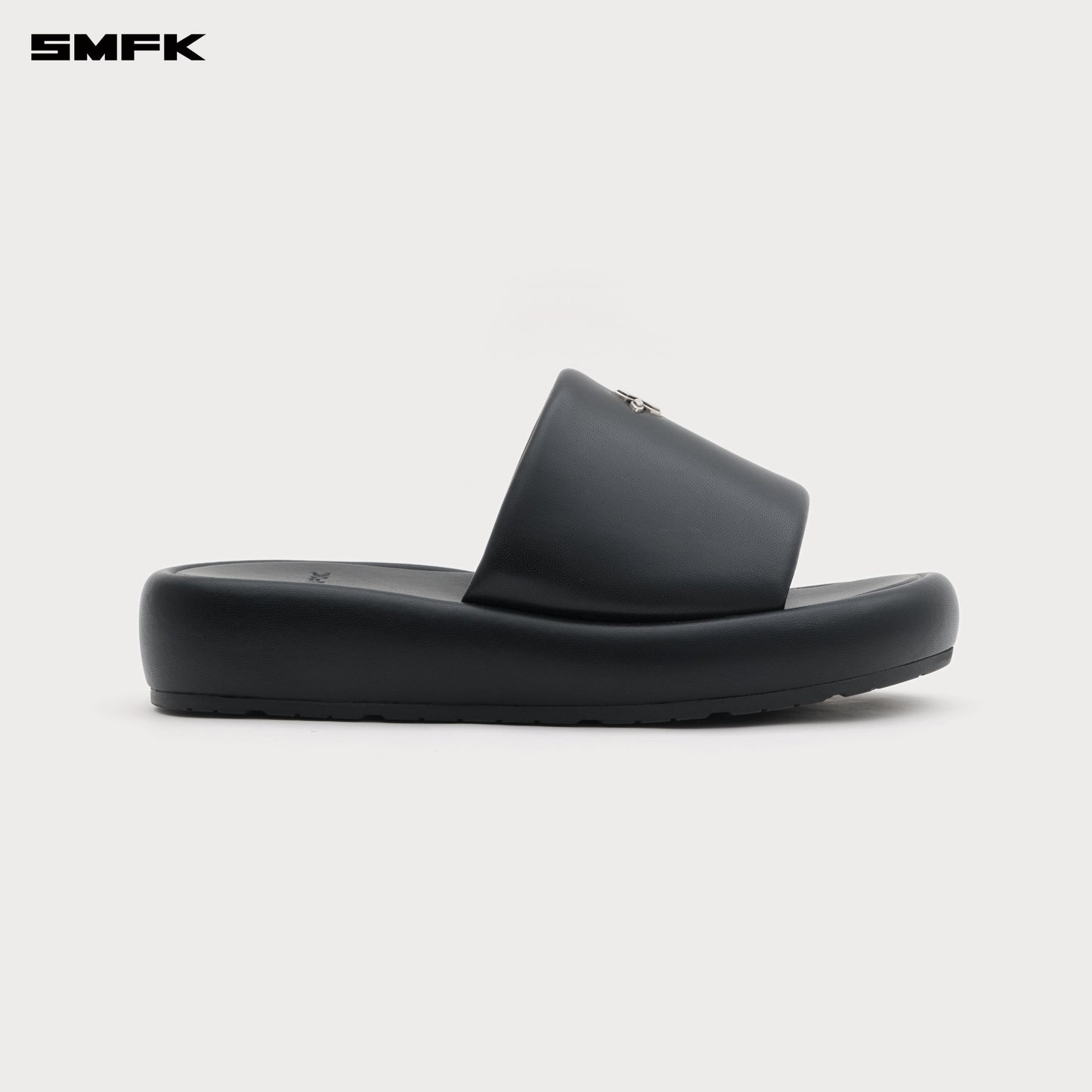 SMFK COMPASS BADGE Leather Slippers In Black