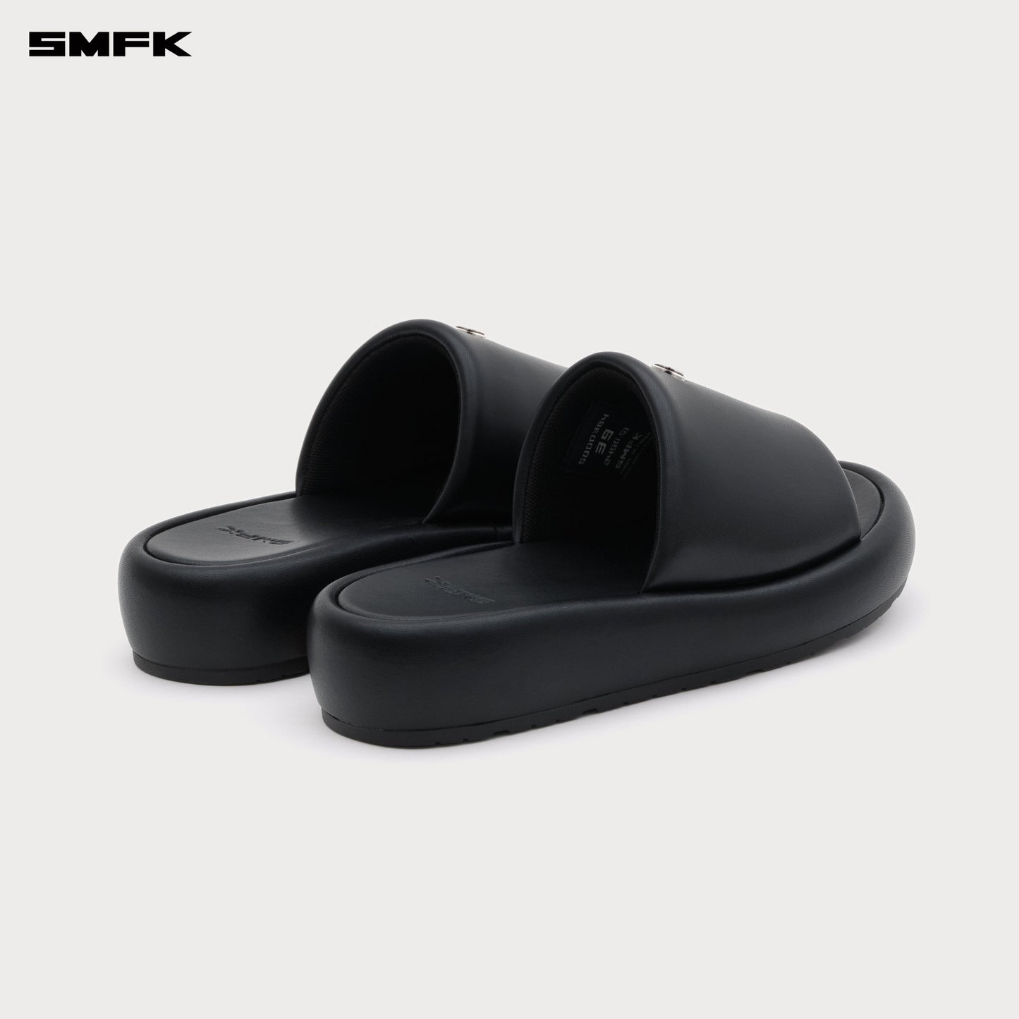 SMFK COMPASS BADGE Leather Slippers In Black
