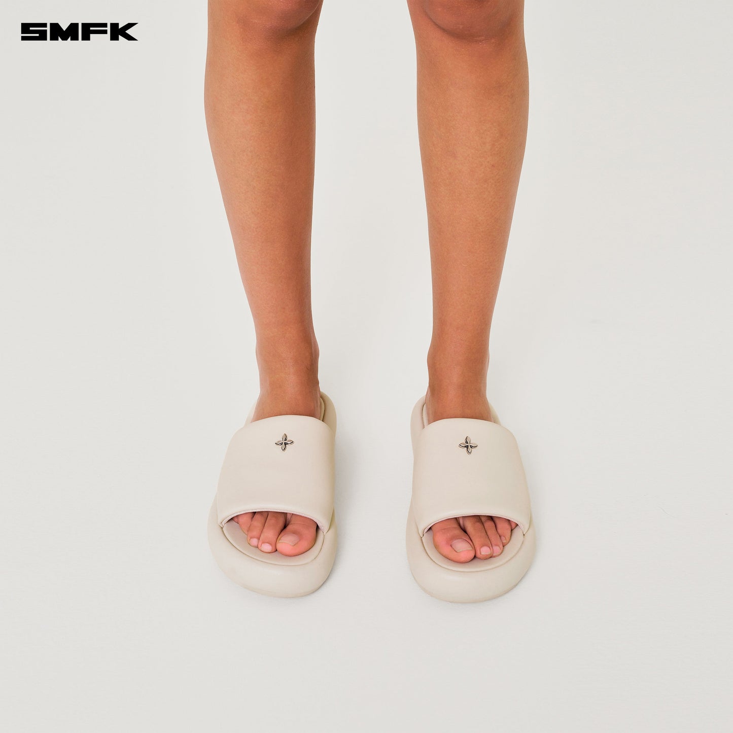 SMFK COMPASS BADGE Leather Slippers In White