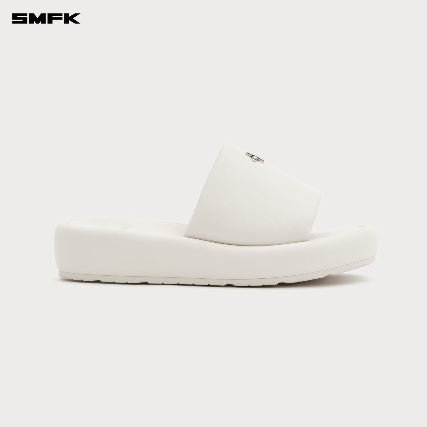 SMFK COMPASS BADGE Leather Slippers In White