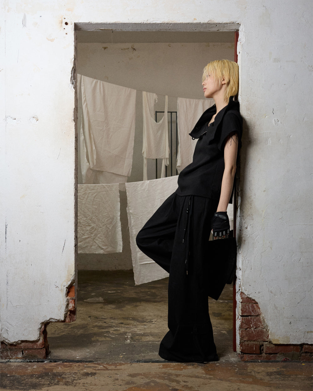 BONEIENKIYE Lowrise Pintuck Pants